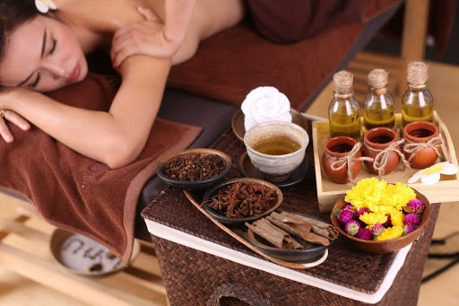Dùng dầu hoặc sữa để massage